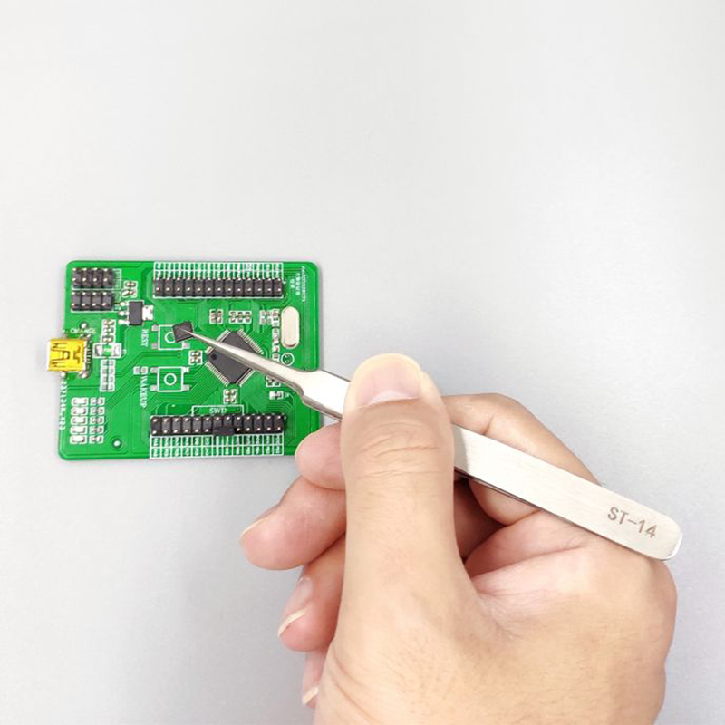 Ruostumattomasta teräksestä valmistetut pinsetit